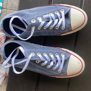 Converse Clean and lightly worn. No stains.